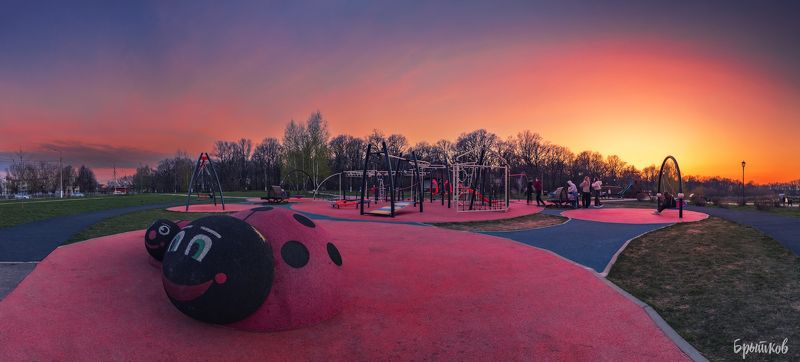 Весенний закат на детской площадке.