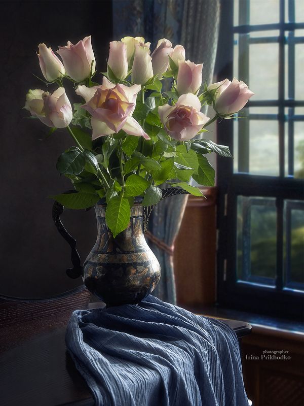 Натюрморт с букетом роз у окна