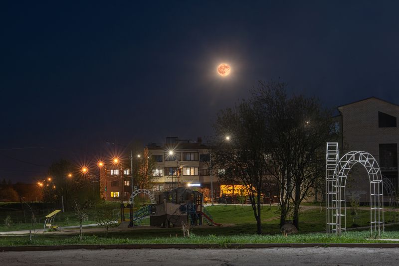 Красная Луна над городом