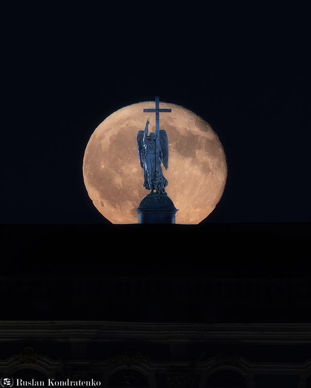 Восход Луны за Ангелом на Александровской колонне