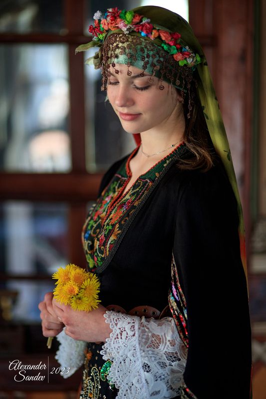 Болгарская девушка с одуванчиками