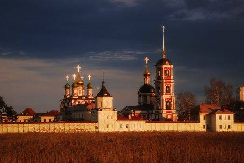 Варницкий монастырь в закатном золоте