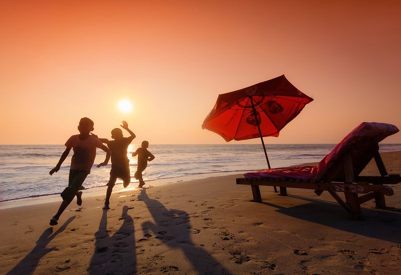 бангладеш, кокс базар, закат, дети, пляж, оранжевый Веселые игры на пляже Кокс Базарphoto preview