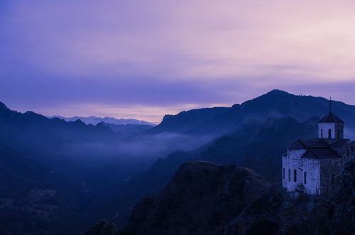Вечерний вид на монастырь Х века, на горе Шоана.