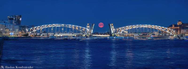 Панорама захода Луны с Большеохтинским мостом