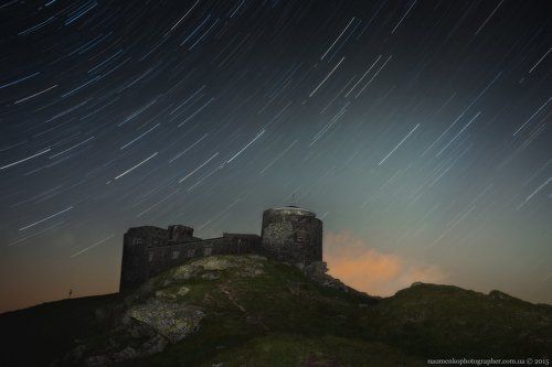 Карпаты. Обсерватория на горе Поп Иван ночная, на фоне звездных треков.