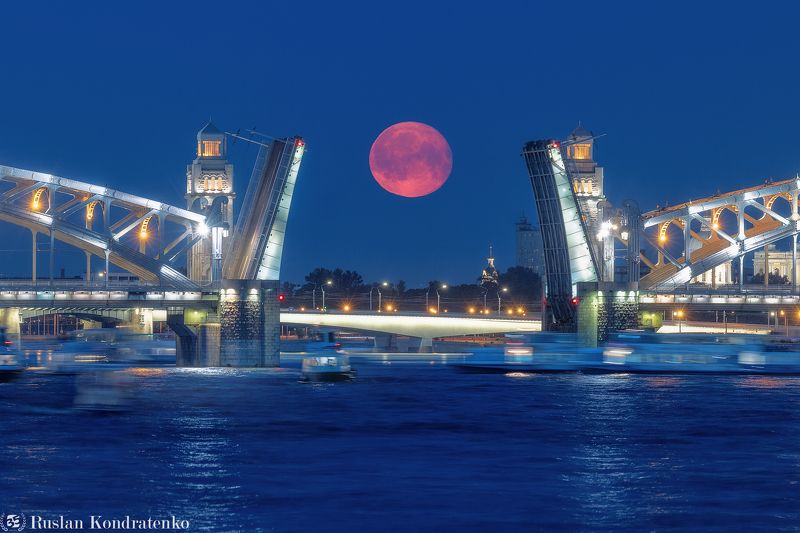 Заход Луны на фоне Большеохтинского моста