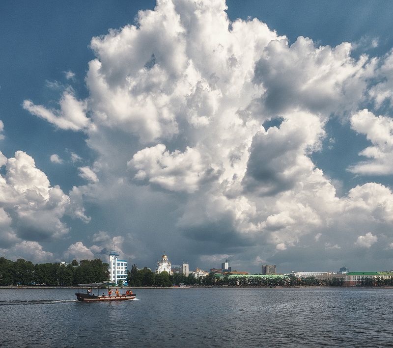 Фото над. Облака над городом. Пермь пасмурно. Картинки облака над городом. Красивые облака над Севастополем.