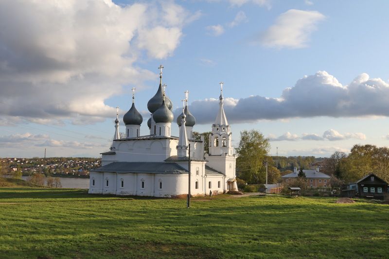 Крестовоздвиженский храм в Тутаеве