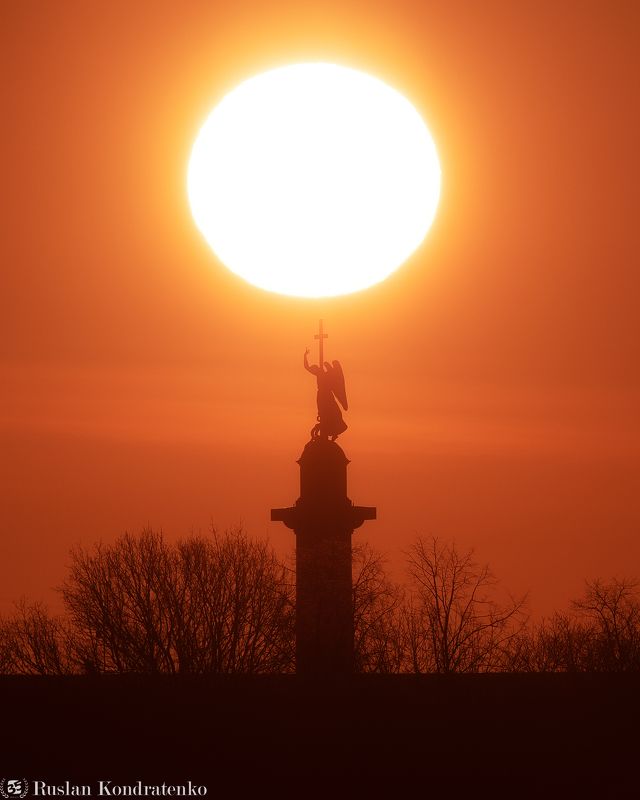 Восход Солнца над Ангелом на Александровской колонне