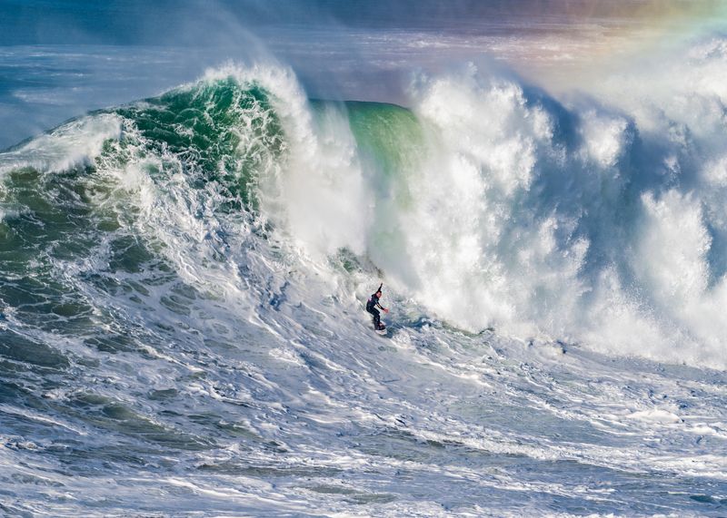 SURFING IN NAZARE