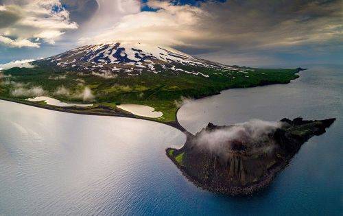 Гигант и лилипут. Вулканы Алаид и Такетоми, самый большой и самый маленький вулканы Курильских островов.