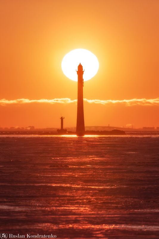 Рассвет за Задним створным маяком Морского канала