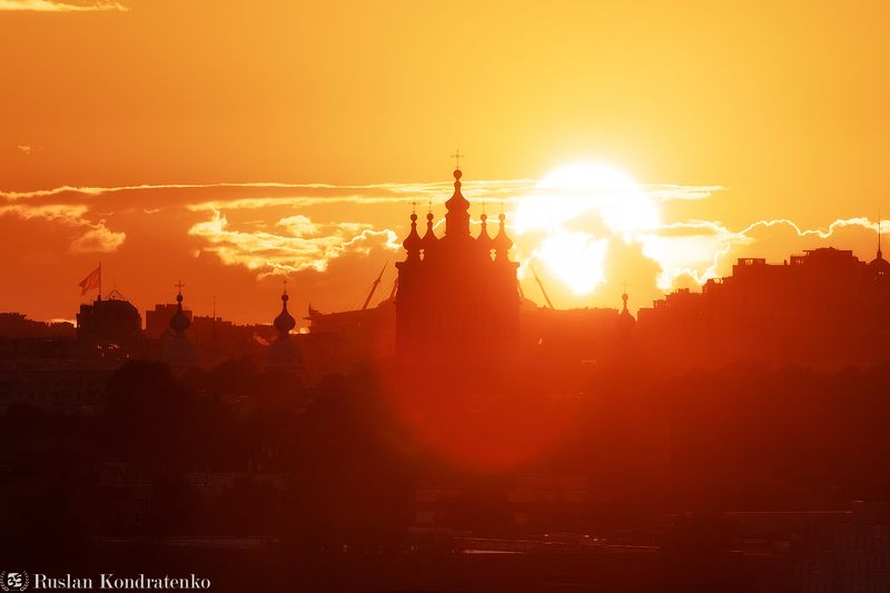Закат на фоне Смольного собора и Газпром Арены