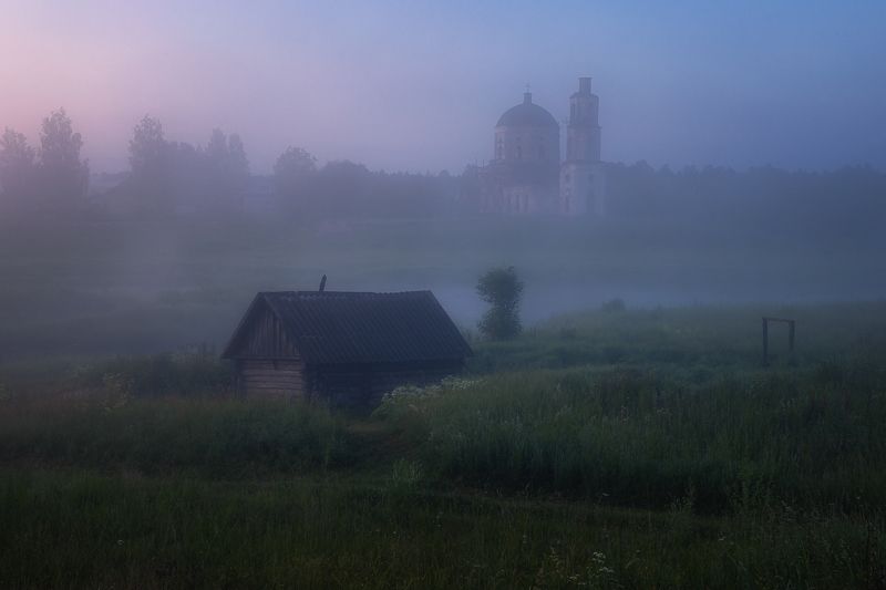 Туманное утро у старой церкви.