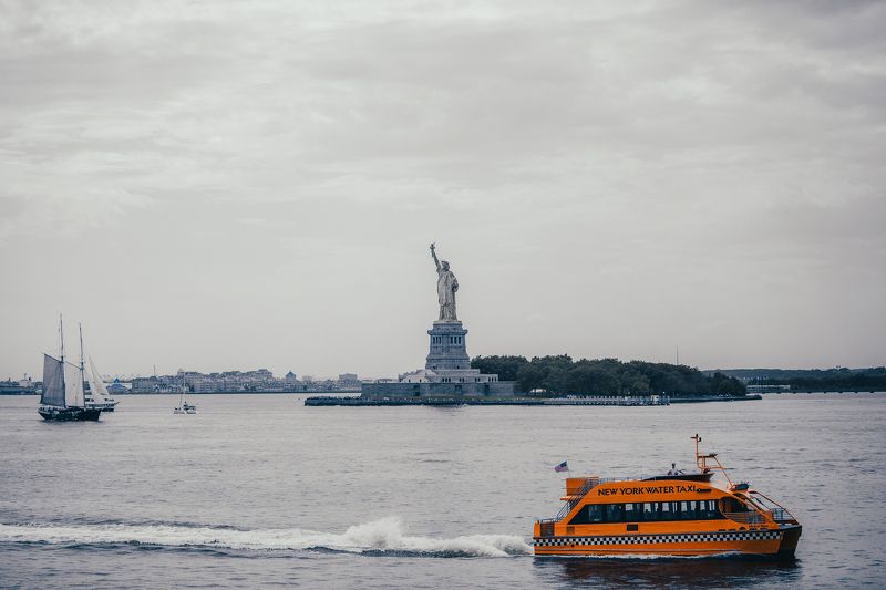 Вид на нью-йоркское такси и статую Свободы