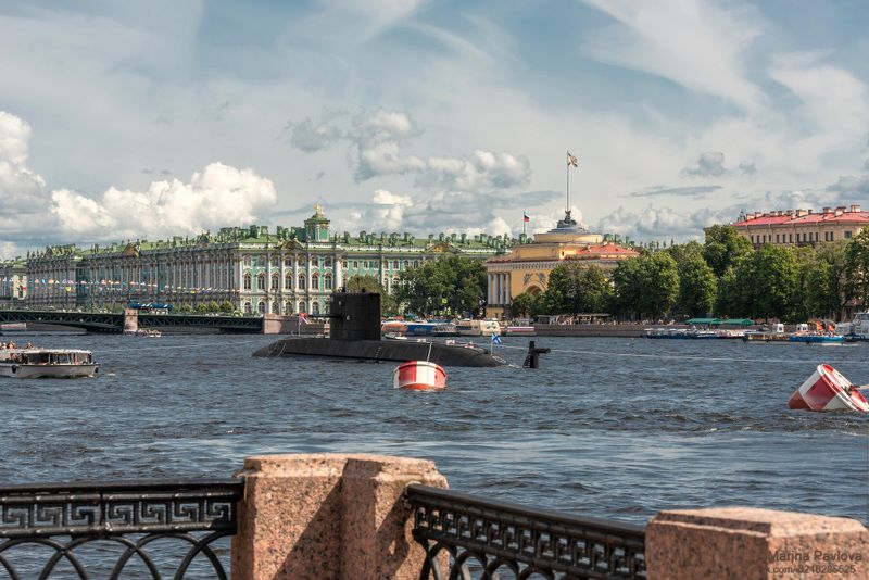 Праздничная река Нева. Подводная лодка Санкт-Петербург