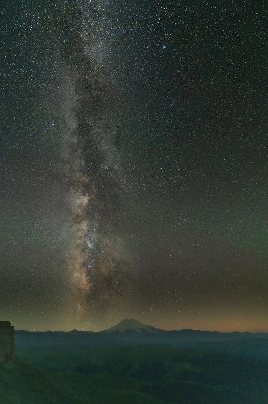 Млечный путь над Эльбрусом