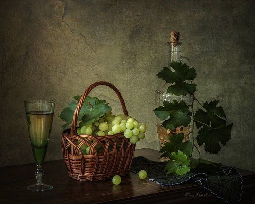 С виноградом нового урожая и вином