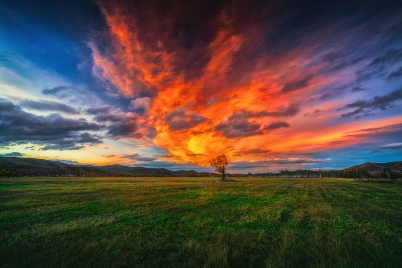 Красочный закат в степи Хакасии