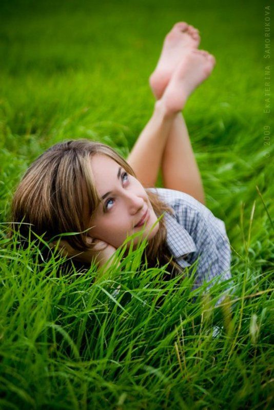девушка, поле, трава, зелёная помечтатьphoto preview