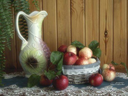 Натюрморт с яблоками и кувшином