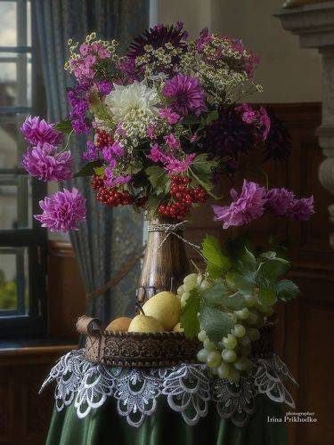 Букет цветов и фрукты в интерьере