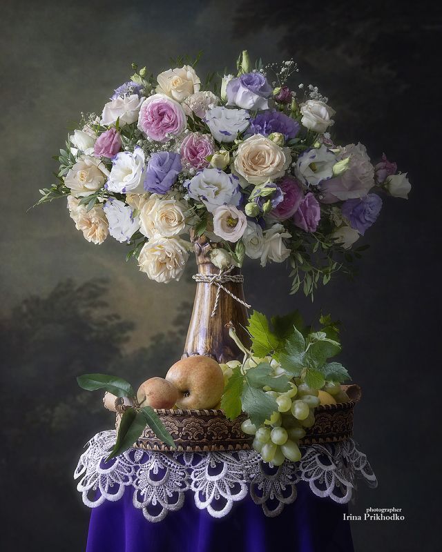 Натюрморт с фруктами и букетом цветов