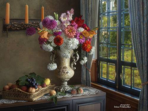 Букет цветов и корзина фруктов  в интерьере