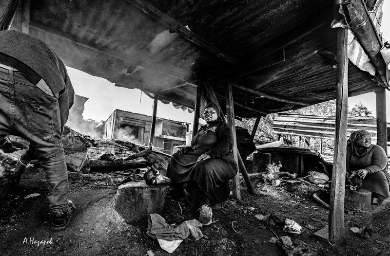 В трущобах Ланга на окраине Кейптауна. Глазирование головы барана