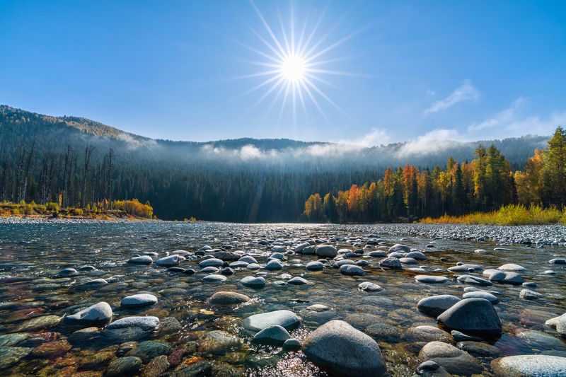 Западные Саяны в октябре. Верховья реки Большой Абакан, Хакасия.