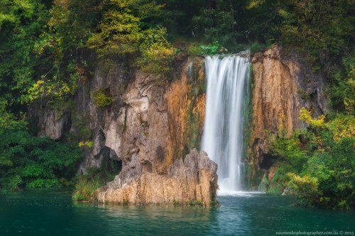 Хорватия. Плитвицкие озера. Скалы и водопад.