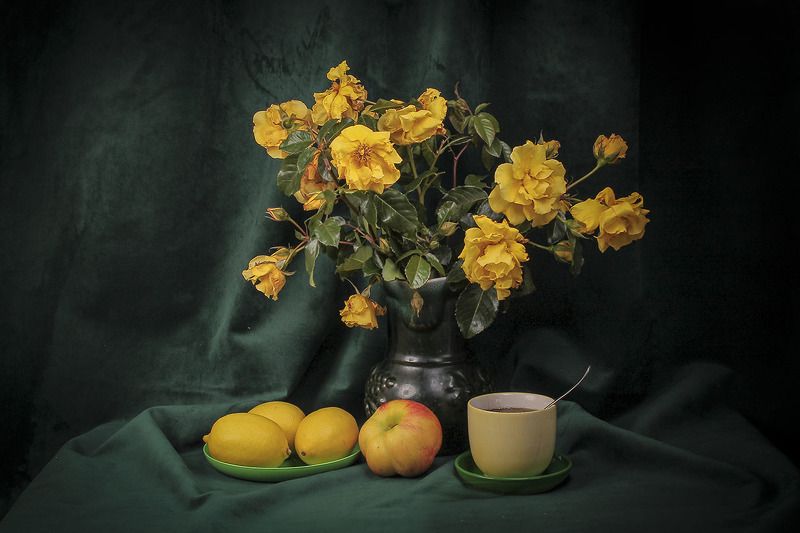 Желтые розы и лимоны