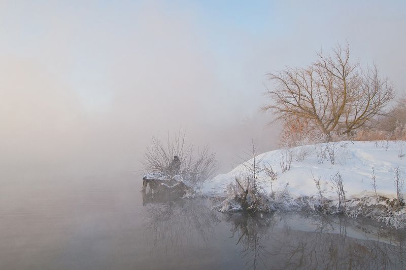 Одинокий рыбак на зимнем озере