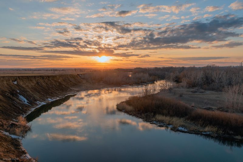 Закат на реке Урал