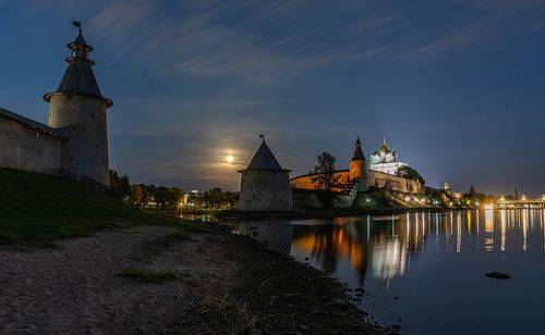 Лунная ночь на берегу реки Великой