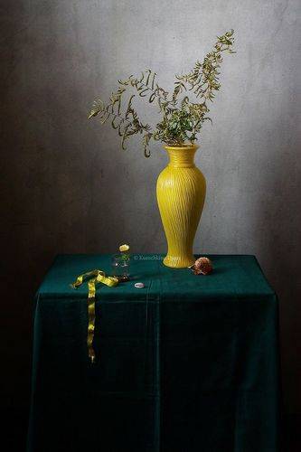 осенний натюрморт с желтой вазой