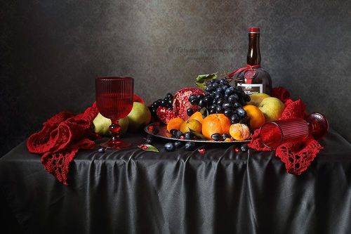 Натюрморт с фруктами и красными фужерами