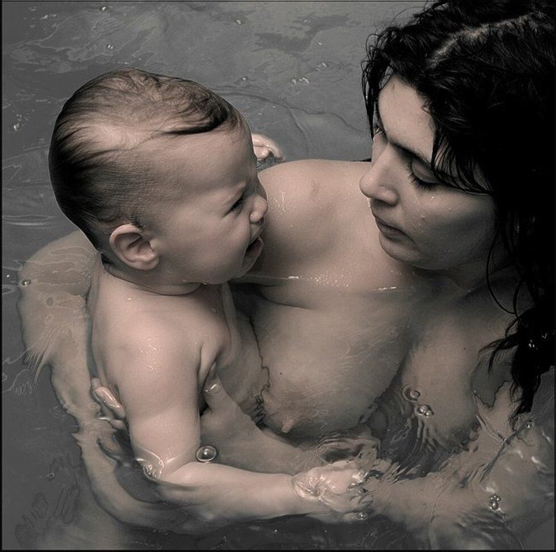 Сын увидел молодую маму. Мама и малыш купаются. Совместное купание. Совместное купание с мамой. Мама купается.