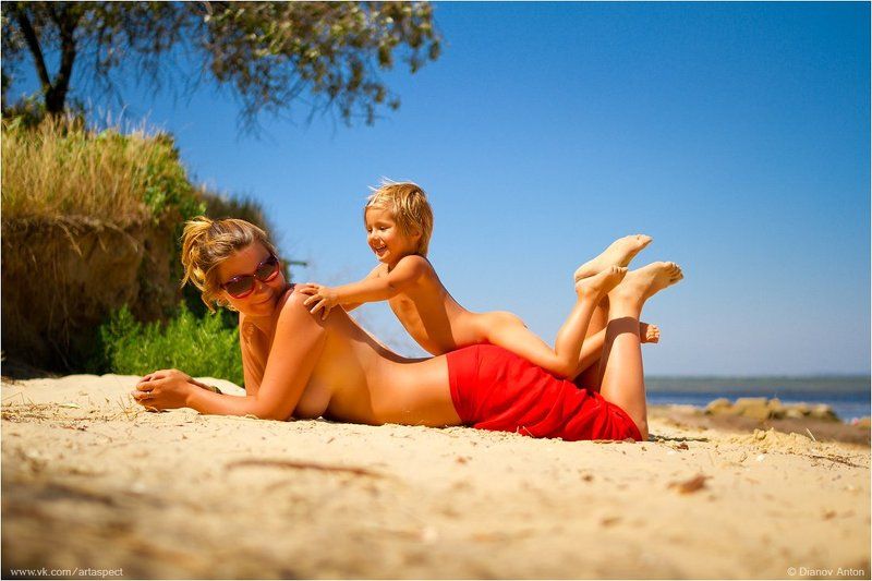 пляж, море, мама, дочь, песок, лето, солнце, баунти, родители, дети, отдых, загар, путешествие Дочки-материphoto preview