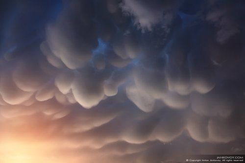 Вымеобразные облака (Mammatus clouds)