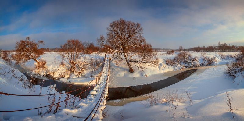 Зимние виды на реку в солнечный день.