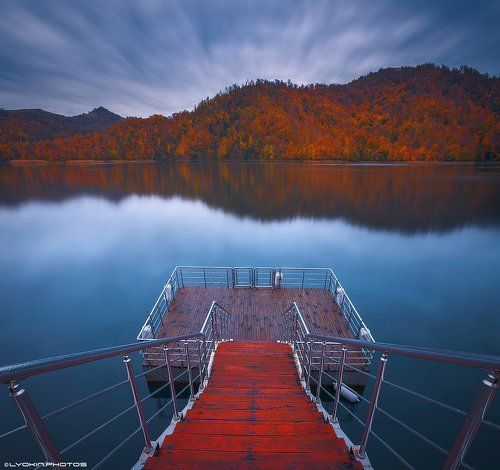 Осенний вечер на озере Гейгель