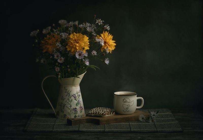 Цветы и чашка кофе