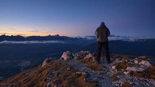 Октябрьский рассвет с вершины Добратча с видом на горы трех альпийских стран
