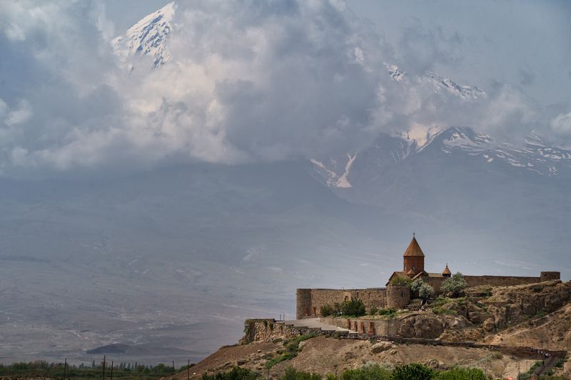 Монастырь Хор Вирап На фоне горы Арарат , Армения