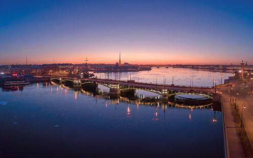 Рассветный Петербург. Вид на Биржевой мост и Петропавловский собор