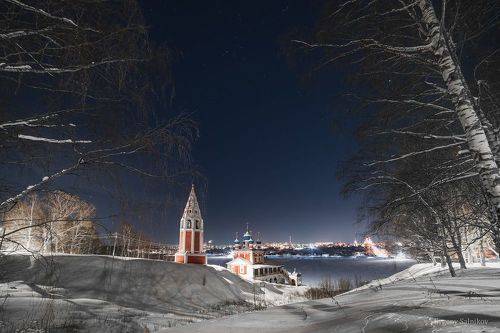 Казанская церковь под звёздами зимнего неба
