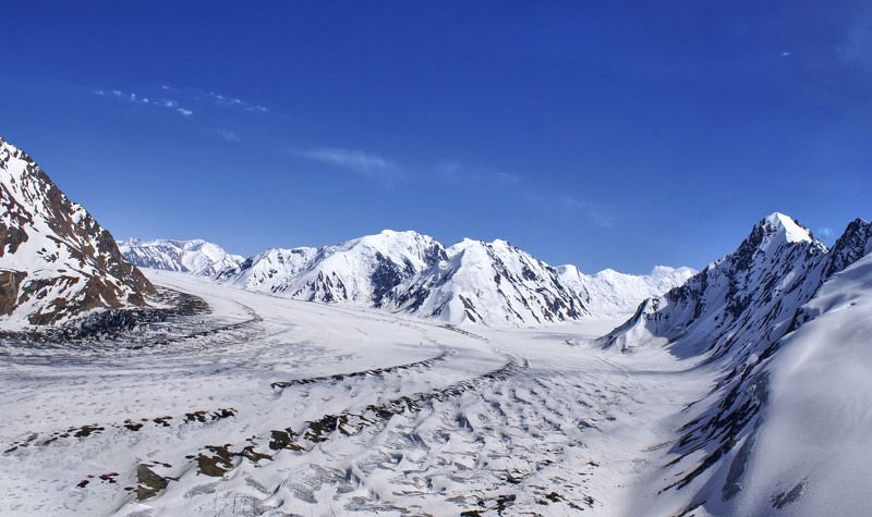 Одна из моих неопубликованных работ и редких работ. Панорамная фотография одного из самых  труднодоступных мест на Планете - верховий жемчужины Таджикистана, ледника Федченко, высота не менее 6500 метров над уровнем моря. Памир. Таджикистан .