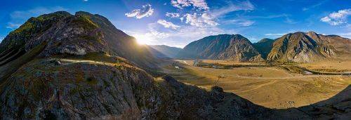 Долина реки Чулышман в последних лучах солнца